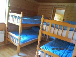 4 quartos, ferros/tábuas de passar roupa, berço de viagem