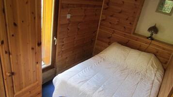 4 bedrooms, iron/ironing board, travel cot, free WiFi