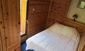 4 chambres, fer et planche à repasser, lit de bébé portatif