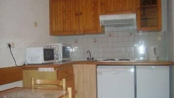 Geladeira, micro-ondas, fogĂŁo, cooktop