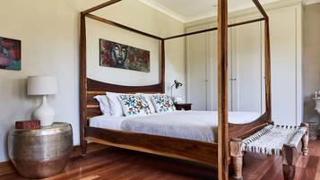 4 bedrooms, desk, iron/ironing board, travel crib
