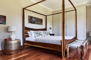 4 bedrooms, desk, iron/ironing board, travel cot