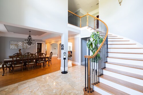 Beautiful Mini Mansion Minutes From the Airport with Private Pool. No Parties!