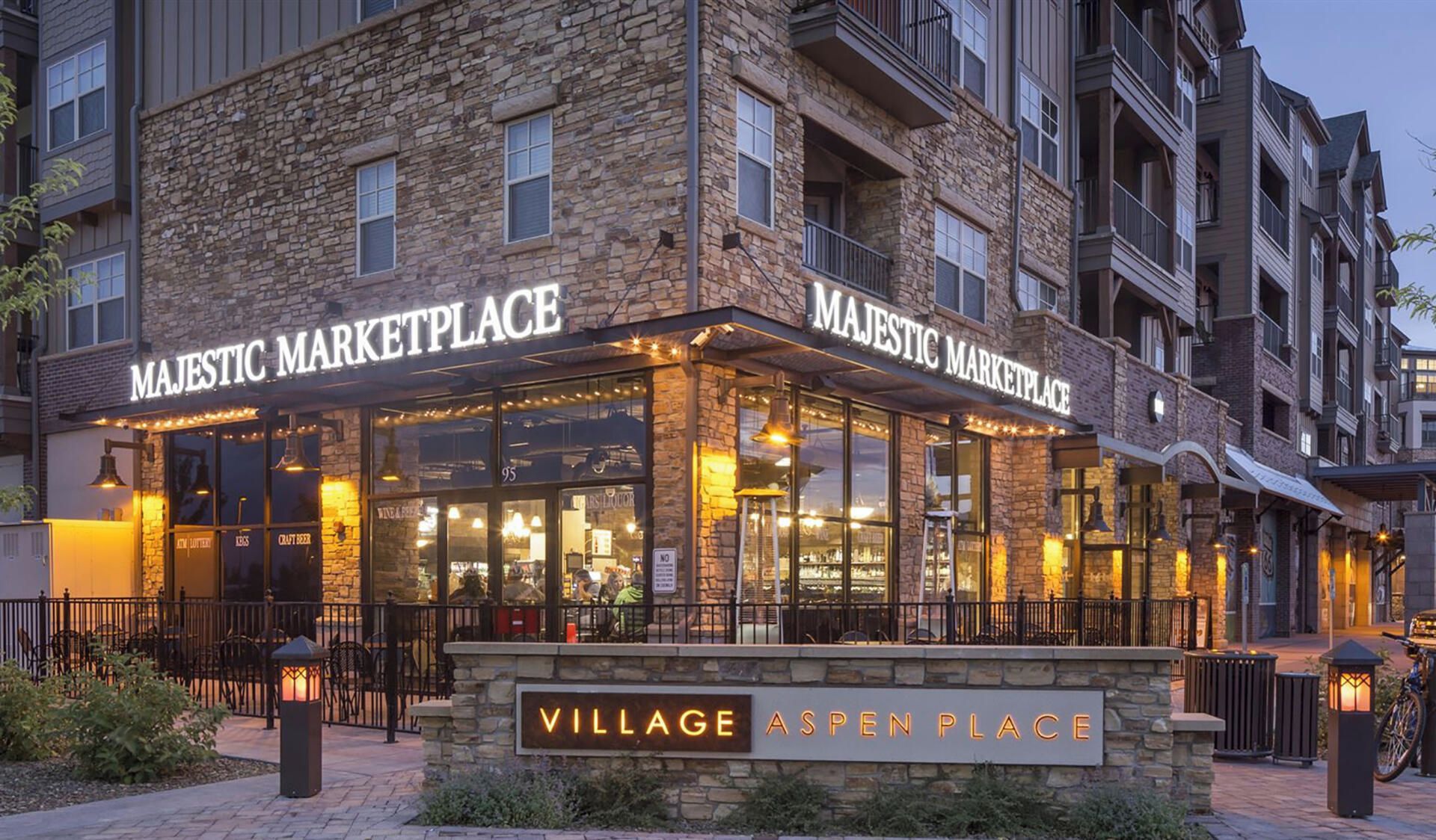 Un bâtiment portant l’inscription « MAJESTIC MARKETPLACE », ce qui indique qu’il s’agit d’une zone commerciale.