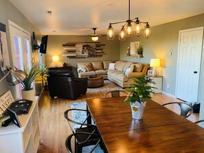 Smart-tv, ett bordtennisbord, böcker och ett musikbibliotek