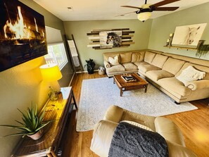 Smart-tv, ett bordtennisbord, böcker och ett musikbibliotek