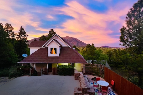 Enjoy gorgeous sunsets from the deck at this mountain side home!