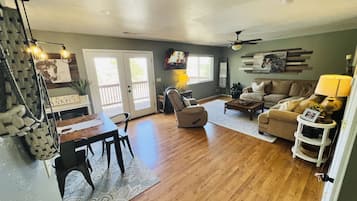 Televisor intel·ligent, taula de tennis de taula i llibres