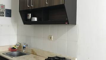 Studio | Private kitchenette | Fridge, stovetop, electric kettle, cookware/dishes/utensils