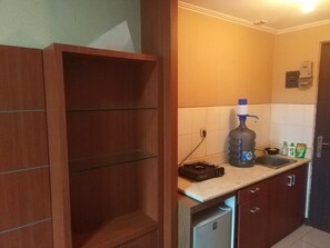 Studio | Eget tekjøkken | Kjøleskap, kokeplater, vannkoker og kjøkkenutstyr