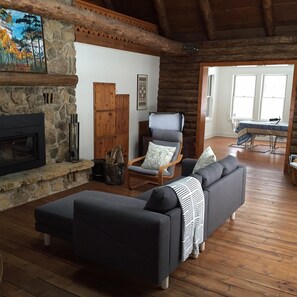 Smart TV, fireplace, DVD player, books - Cozy Cabin in The Driftless (Cross Plains)