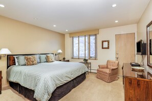 4 bedrooms, iron/ironing board, internet, bed sheets