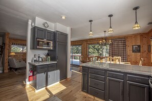 Fridge, microwave, oven, stovetop - Goetzl by Hauserman Rental Group (Tahoma)