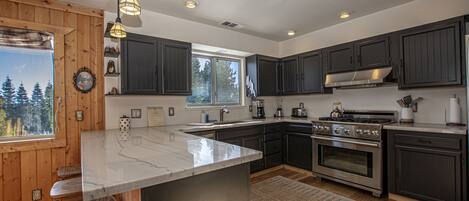 冷蔵庫、電子レンジ、オーブン、コンロ