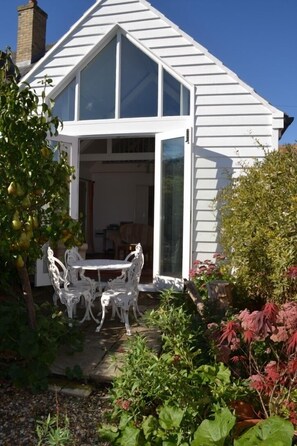 Outdoor dining - THE WHITE BARN in a beautiful village close to Cambridge (Hilton, Cambridgeshire)