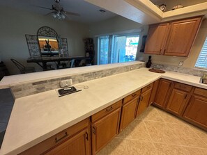 Frigorifero, microonde, forno, piano cottura