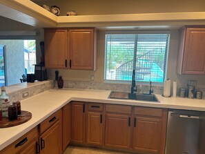 Frigorifero, microonde, forno, piano cottura