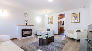 TV, fireplace, DVD player, books - Adelaide Style Accommodation - Getaway-In elite North Adelaide, close to city (North Adelaide)