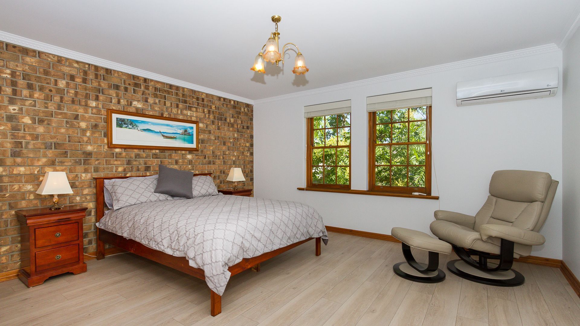 2 habitaciones, escritorio y tabla de planchar con plancha 