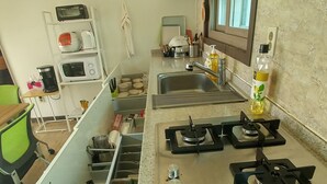 Hus (Base 8, Max 14 people) | Eget kjøkken | Kjøleskap, mikrobølgeovn, vannkoker og riskoker