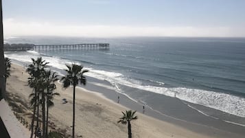 PÄ stranden, solstolar och strandhanddukar