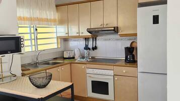 Frigorífico, microondas, horno y placa de cocina