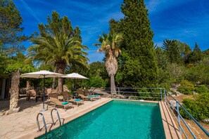 Piscine extérieure, chaises longues