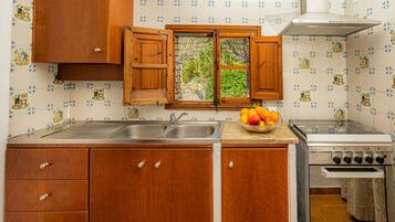 Kühlschrank, Mikrowelle, Ofen, Wasserkocher mit Kaffee-/Teezubehör