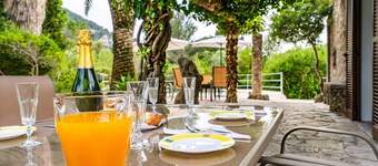 Hytte med privat basseng, gratis WIFI, fjellutsikt og stor hage.