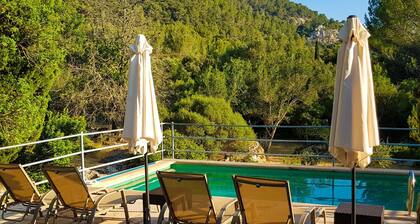 Cottage mit privatem Pool, kostenlosem WIFI, Blick auf die Berge und großem Garten.