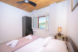 5 bedrooms, desk, iron/ironing board, travel cot