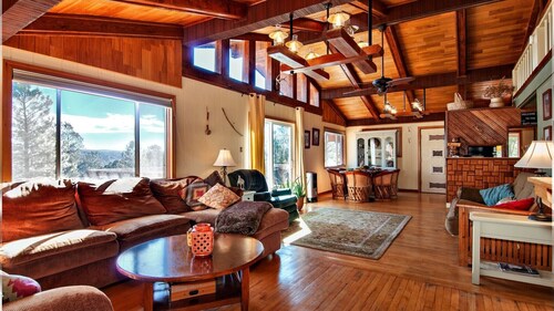 Tilava talo kätkeytyneenä Ruidoso Pinesissä