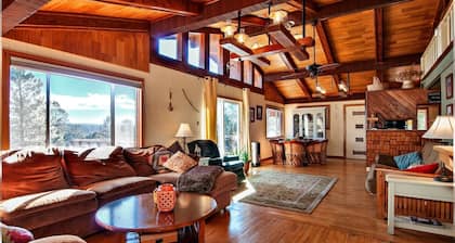 Tilava talo kätkeytyneenä Ruidoso Pinesissä