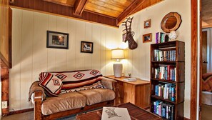 Flat-screen TV, fireplace, DVD player, books - Spacious 2BR\2BA home nestled in the ponderosa pines (Ruidoso)