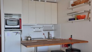 Coffee/tea maker, fridge, microwave, dishwasher