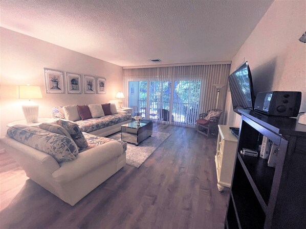 Smart TV - Walk to Beach & Dining–Coastal Condo Retreat Kingston Arms 11-B by RVA (Sarasota)