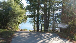 Una carretera que lleva a una propiedad con un letrero que indica '15 Lakeside Unit 1'.