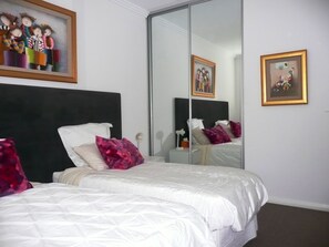 4 bedrooms, iron/ironing board, free WiFi, bed sheets - 2 Storey New Luxury Home great location 2 bathrooms 3 toilets sleeps 12  (Plympton)