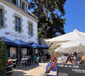 Outdoor dining - Welcome to Sainte-Marine! Cosy 3★ holiday apartment just 150m from the beach (Combrit)