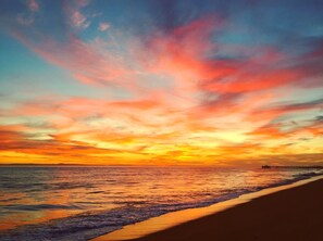 Plage, chaises longues, serviettes de plage