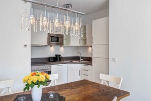 Kühlschrank, Mikrowelle, Ofen, Geschirrspüler