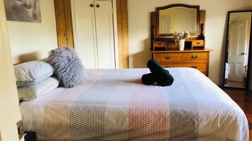 3 bedrooms, desk, iron/ironing board, WiFi