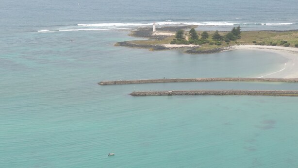 A coastal area with a lighthouse, calm waters, and a sandy beach. - the whitehouse Port fairy in  the heart of town,  pet friendly (Port Fairy)