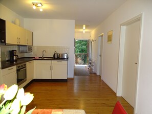 Jääkaappi, mikroaaltouuni, uuni, astianpesukone