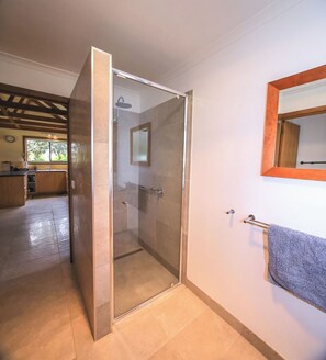 Dusche, kostenlose Toilettenartikel, Haartrockner, Handtücher