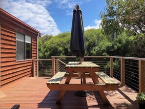 Outdoor dining - Red Cedar Cottage Coastal Retreat wood fire GOR (Port Campbell)