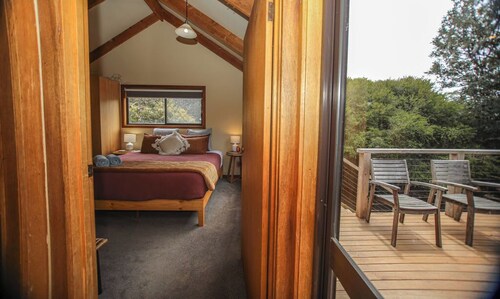 Red Cedar Cottage Coastal Retreat wood fire GOR