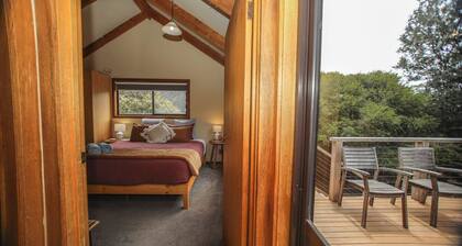 Red Cedar Cottage Coastal Retreat wood fire GOR