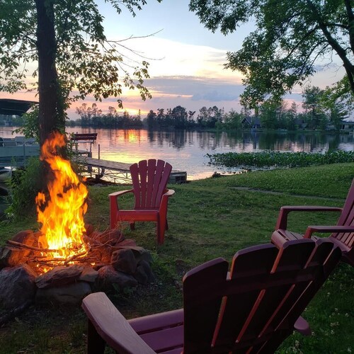 Cozy Lakefront Cabin w/ canoe, hammock, fire-pit & grill! Perfect group getaway