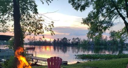 Cozy Lakefront Cabin w/ canoe, hammock, fire-pit & grill! Perfect group getaway